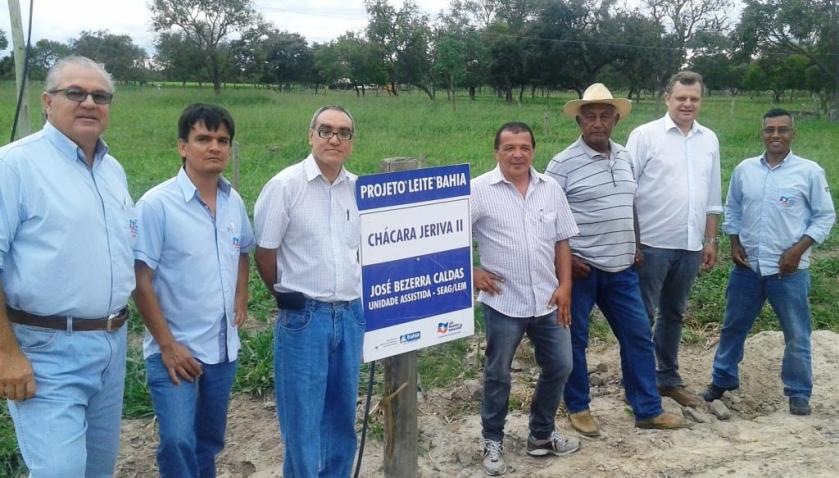 O secretário de Agricultura, Carlos Alberto Koch, acompanha visitantes de Vitória da Conquista em propriedades com o projeto Leite Bahia