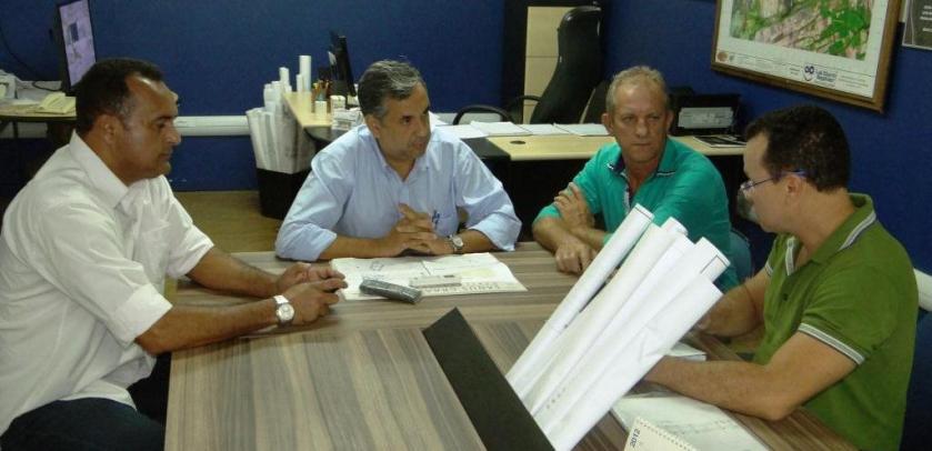  Os secretários e o engenheiro do DNIT em reunião na sede da Secretaria de Infraestrutura