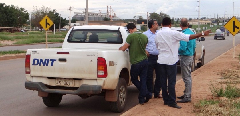 Secretários e engenheiro do DNIT em um dos pontos ao longo da extensão da obra de duplicação da BR 020242 que deve receber passarela 