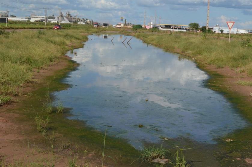 Áreas de acumulo de água no final da duplicação da BR 242 e no estacionamento da Bunge Alimentos estão merecendo atenção das empresas responsáveis e das autoridades sanitárias