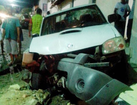O carro do Prefeito colidiu com um muro depois do tiroteio