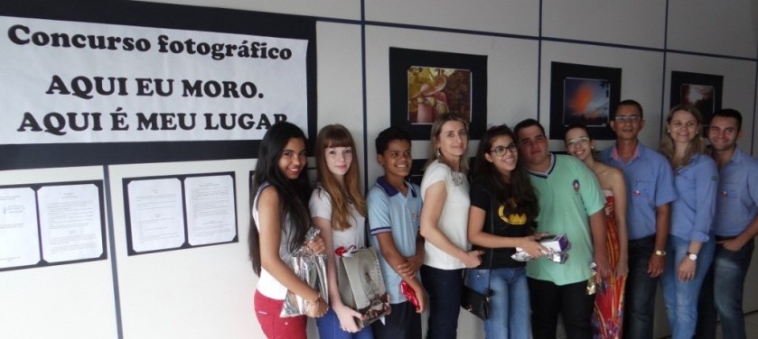 Os vencedores do concurso e a equipe da Secretaria