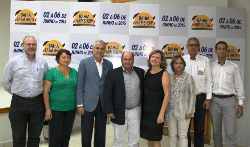 Prefeito Humberto, junto do presidente da AIBA, Julio Busato e demais representantes da ABAPA, ASSOMIBA e Fundação BA, parceiros da Bahia Farm Show