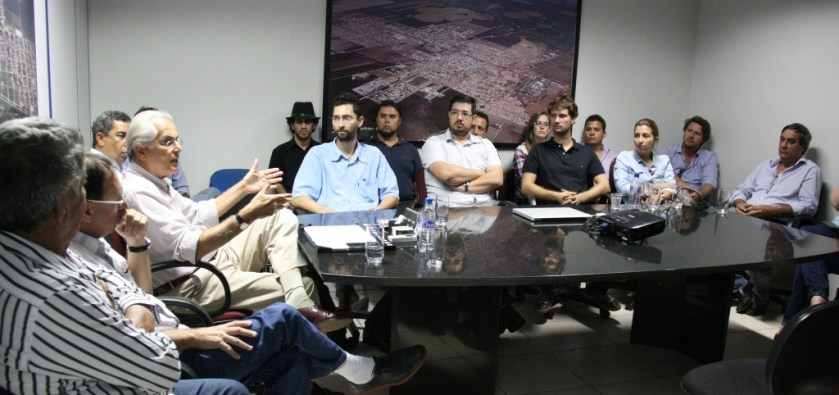 Prefeito Humberto Santa Cruz durante reunião com engenheiros e arquitetos de Luís Eduardo Magalhães