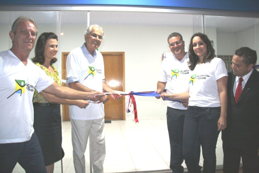 Prefeito Humberto Santa Cruz e autoridades no descerramento da placa inaugural da Academia da Saúde