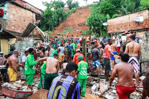 Deslizamento provocou mortes em Salvador (Foto: Mila Cordeiro/Agência A Tarde/Estadão Conteúdo)