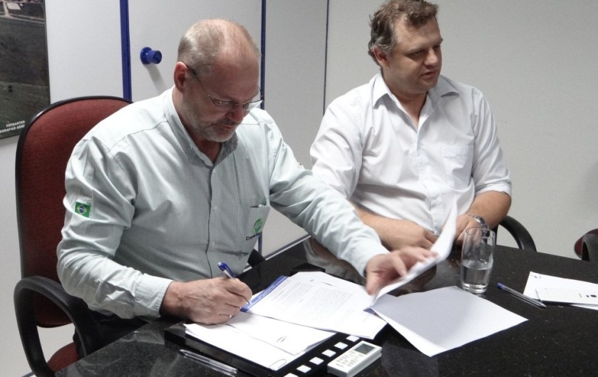 Assinatura do convênio para recuperação de 45 km da Linha Alto Horizonte, na rodovia estadual BA 462