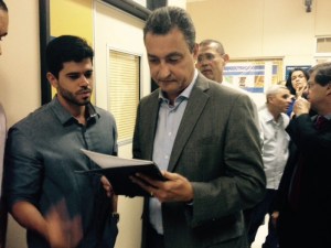 O repórter do Bocão News questiona o Governador sobre a nomeação de fichas sujas.