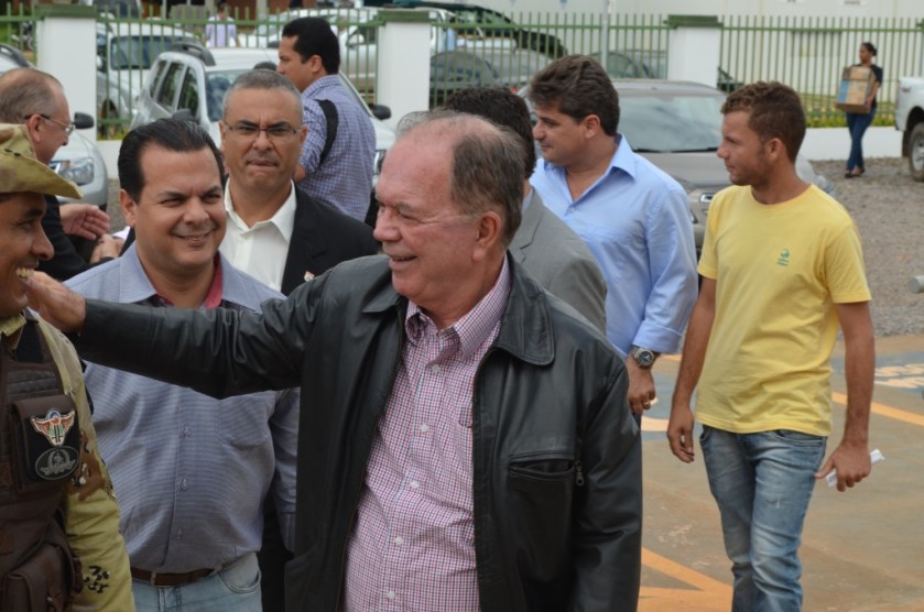 O vice-governador João Leão chega, como sempre cumprimentando a todos