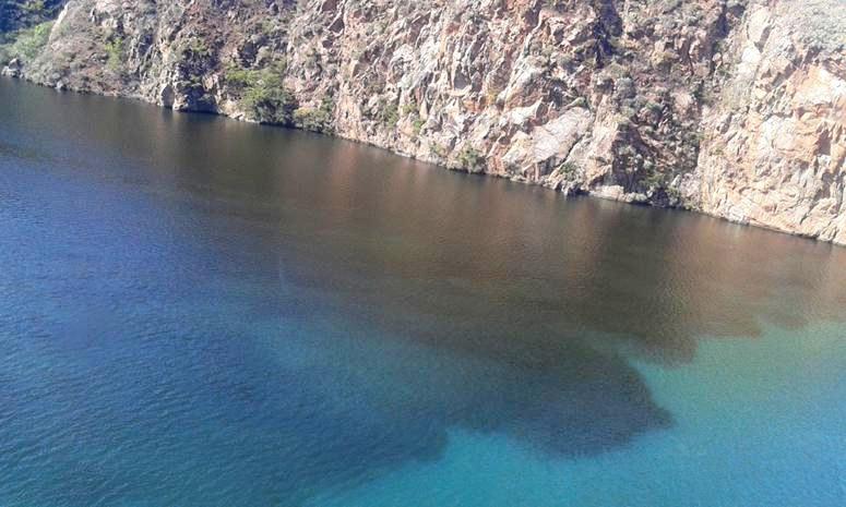 Mancha escura no Rio provocada pela proliferação de algas