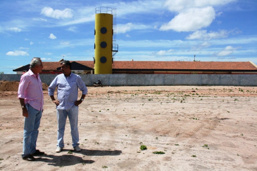 Na área onde será construída a Escola Modelo do Mimoso II o trabalho de terraplanagem já foi iniciado.