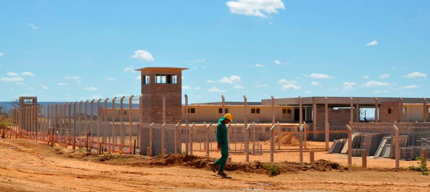 O presídio de Barreiras, quando ainda estava em construção. Agora espera firma terceirizadora dos serviços. A pergunta que não quer calar: por que diabos não se fez a licitação ao mesmo tempo em que se construía o Presídio?
