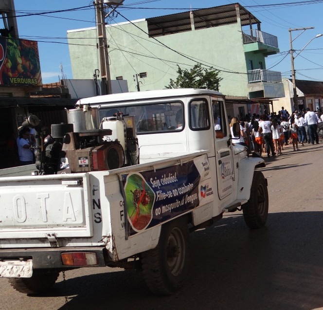 O carro fumacê, que chegou a cidade na quarta-feira, também esteve na mobilização. Ele percorreria a cidade de segunda a sábado a partir das 16 horas, período em que o mosquito transmissor está ativo.
