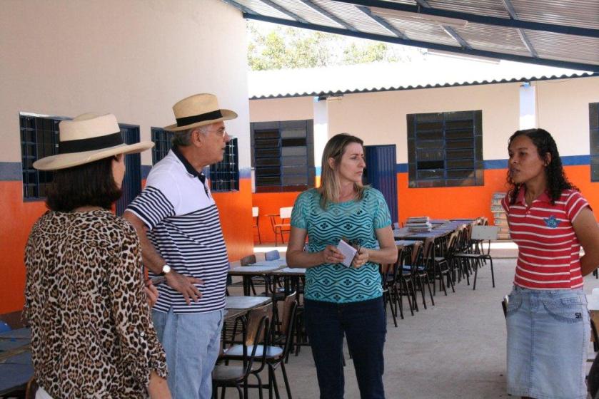 O prefeito e as secretarias de Educação e Trabalho e Assistência Social em conversa com a diretora da Escola Municipal Henrique de Freitas no Assentamento