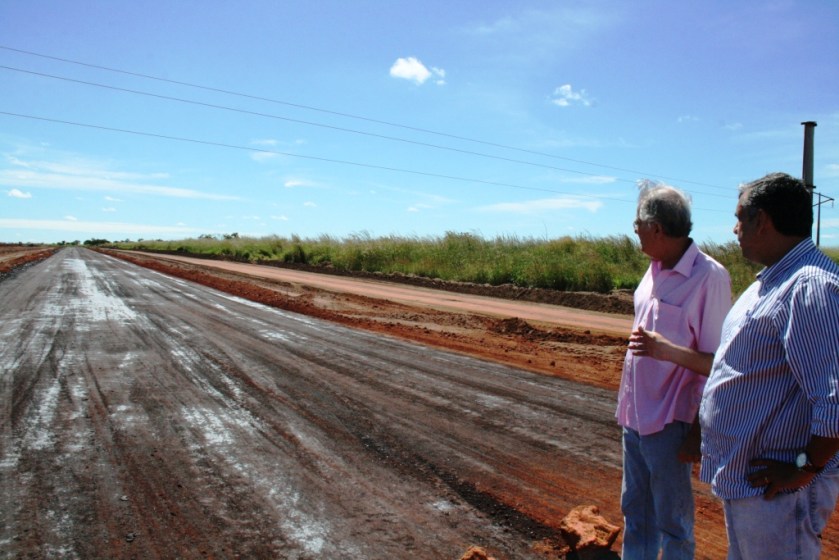 O prefeito e o secretário também estiveram na pista de acesso ao aeroporto a qual estará asfaltada até a Bahia Farm Show