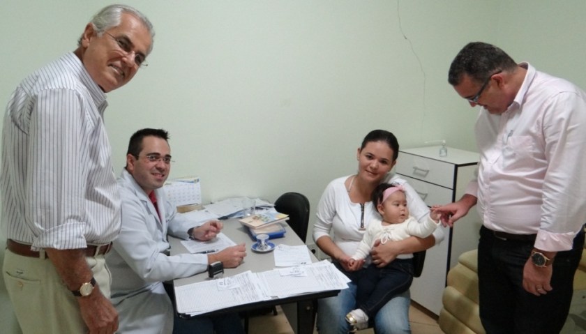 O prefeito Humberto Santa Cruz e o secretário de Saúde, Werther Brandão, conferiram de perto o andamento do primeiro dia de atendimentos