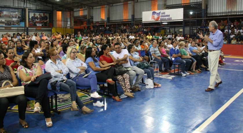 O prefeito Humberto Santa Cruz em conversa com os professores durante assembleia geral da categoria nesta quarta-feira, 19