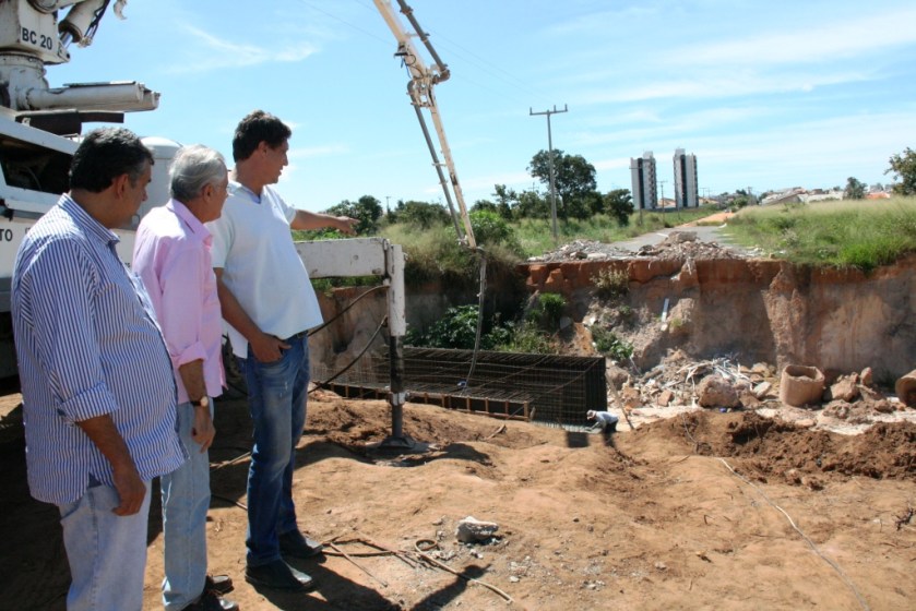O prefeito Humberto Santa Cruz, o secretário Waldemar Lobo e o empresário Aroldo da Cruz Jr no local da recuperação