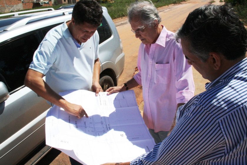 Prefeito, secretário e empresário conferem o projeto de recuperação do local