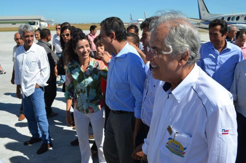 Governador foi recebido no aeroporto com uma salva de palmas.