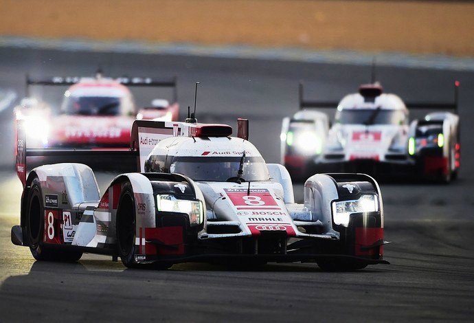 Lucas de Grassi, o brasileiro, em quarto lugar pela Audi.