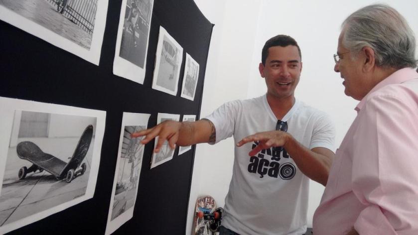 Neste mês de maio, o projeto Skate em Ação comemorou um ano em Luís Eduardo Magalhães. Na foto o prefeito Humberto Santa Cruz e o professor Henderson Aires