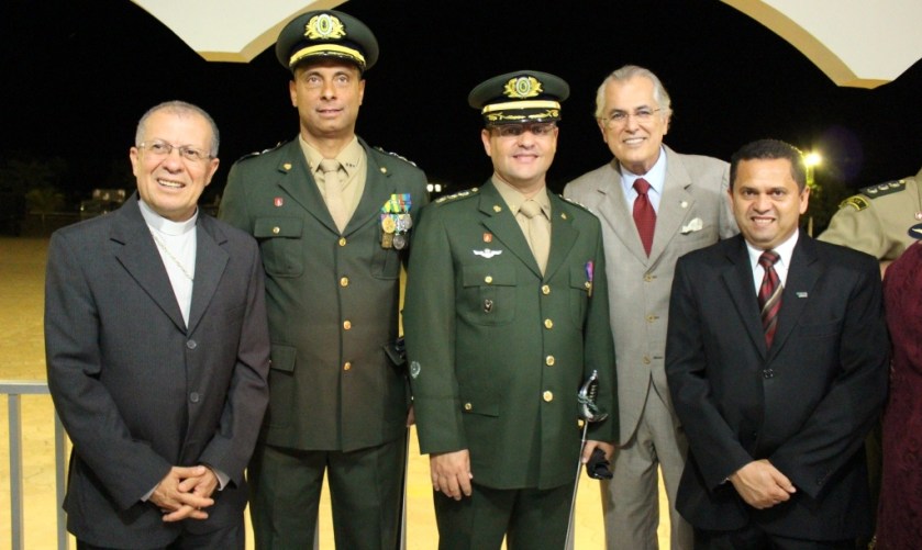 O novo comandante do 4º BEC Coronel Couto, seu antecessor e o vereador Jarbas Rocha e o Bispo Dom Josafá Menezes da Diocese de Barreiras