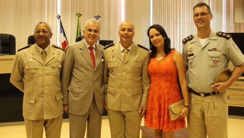 O prefeito Humberto Santa Cruz ladeado do Coronel Paulo Salomão, Major Camilo Uzeda e o comandante da 85 CIPM, Capitão Pessoa e esposa.