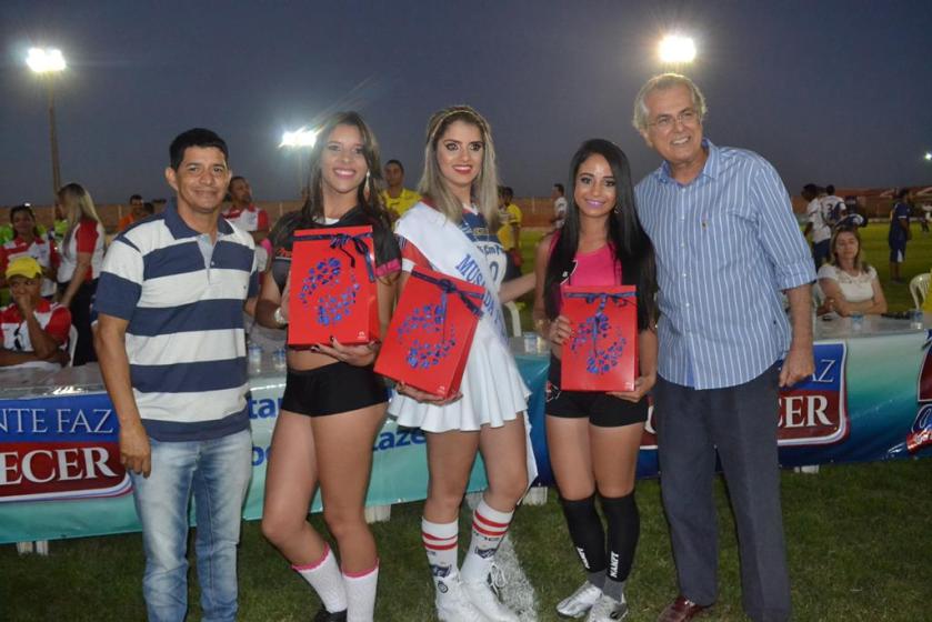 O vice prefeito Marcos Alecrim e o prefeito Humberto Santa Cruz com as três primeiras colocadas no concurso da musa.