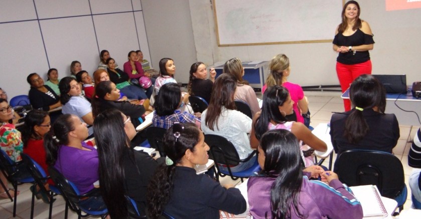 Oficina sobre inclusão de alunos com deficiência auditiva reuniu professores da rede municipal