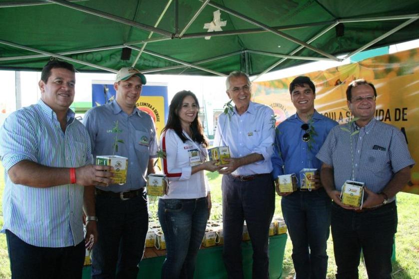Presentes à Bahia Farm Show, os deputados Vitor Bonfim e Marquinhos Viana e o diretor geral do DETRAN na Bahia, Maurício Bacelar também participaram da solenidade de entrega