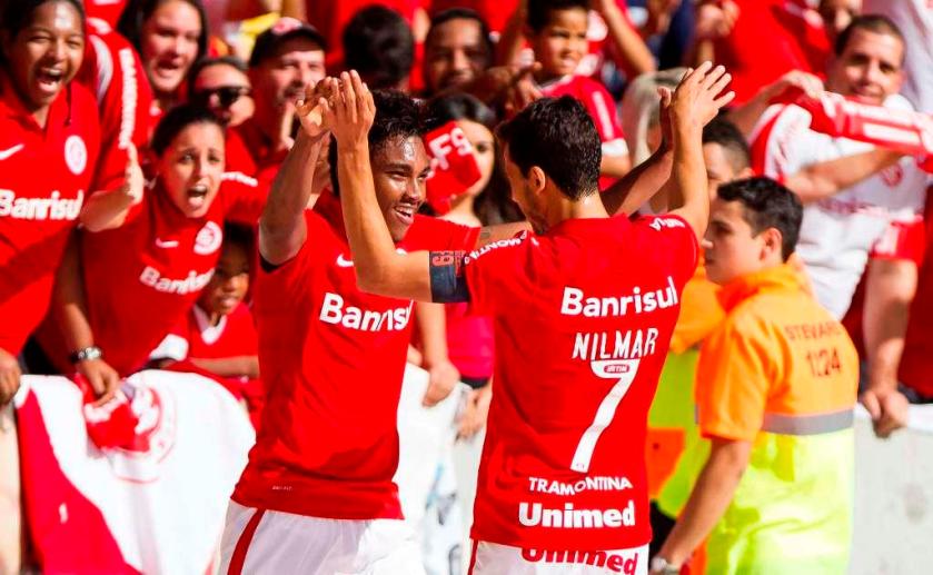 O jogador Vitinho do Internacional comemora gol durante partida entre Internacional x Coritiba, válida pelo Campeonato Brasileiro 2015, estádio Beira Rio em Porto Alegre, RS, neste domingo (7). Jeferson Guareze/Futura Press