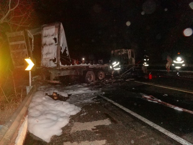 A carreta incendiada só foi retirada da pista um pouco antes das 22 horas de ontem