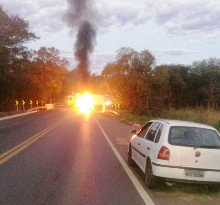 O caminhão incendiado não permitia o tráfego entre o km 30 e Barreiras