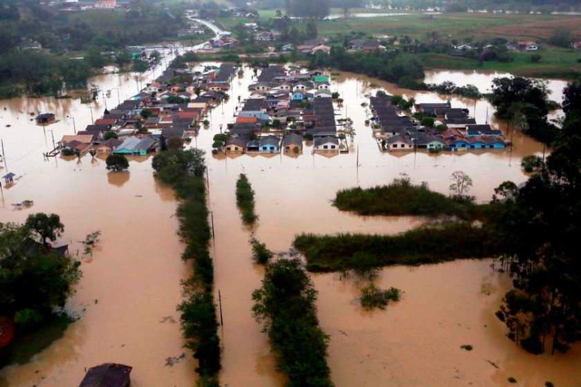 O nível do rio Itajaí-Açu subiu 11,5 metros acima do normal, alagando quase toda a cidade de Rio do Sul. Cristiano Estrela/Agência RBS/Folhapress