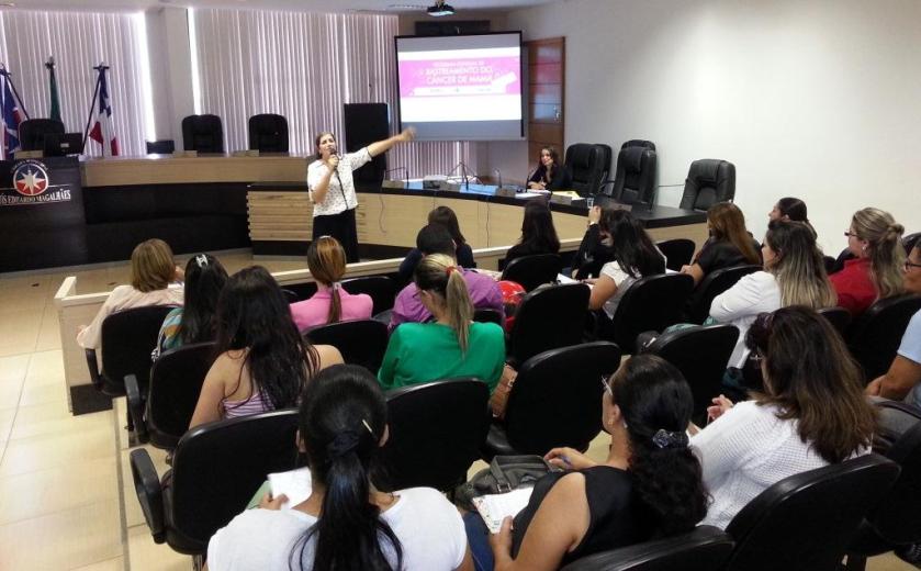 Durante capacitação profissionais de saúde de LEM recebem orientação sobre Programa Estadual de Rastreamento do Câncer de Mama
