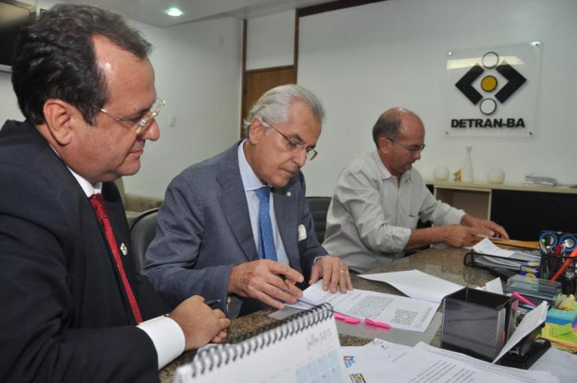 O prefeito Humberto Santa Cruz com diretor do DETRAN-BA, Maurício Bacelar e do Superintendente Municipal de Trânsito, Agnaldo Antunes