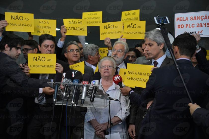 A deputada Luíza Erundina e parlamentares do PSOL protestam no Salão Verde da Câmara contra o presidente da Casa, Eduardo Cunha (José Cruz/Agência Brasil)