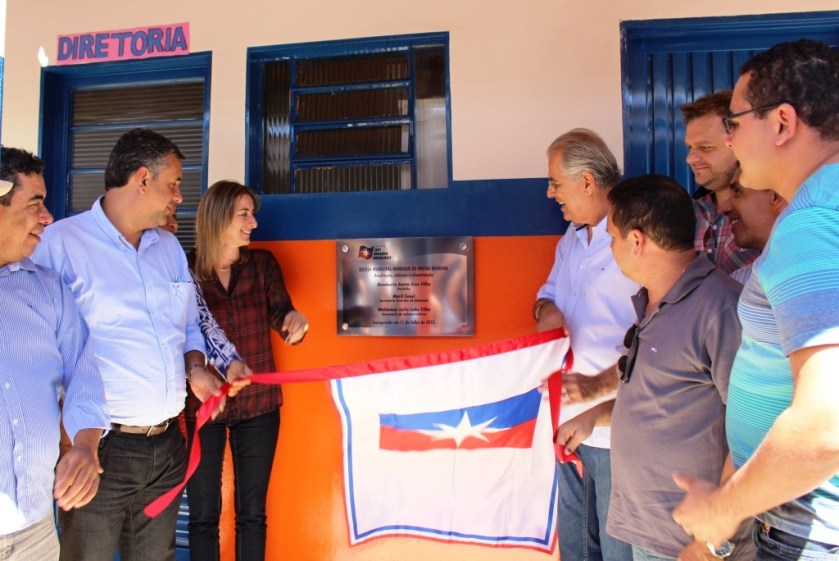 Prefeito e autoridades no descerramento da placa de ampliação, reforma e climatização da Escola Henrique de Freitas Moreira