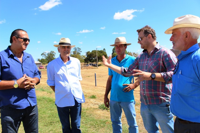 Prefeito, secretário e técnicos da Secretaria de Agricultura nos tanques experimentais do projeto piloto de piscicultura