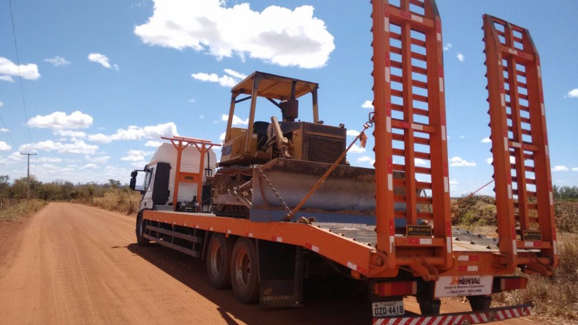 O trator de esteiras chega para efetuar a demolição