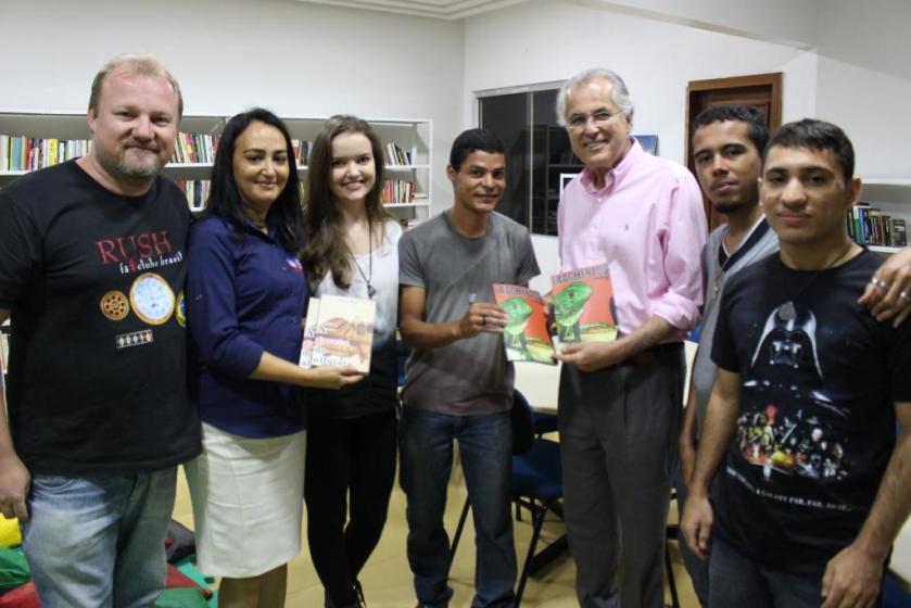 A Biblioteca Municipal recebeu sua primeira contribuição com exemplares de livros de escritores locais