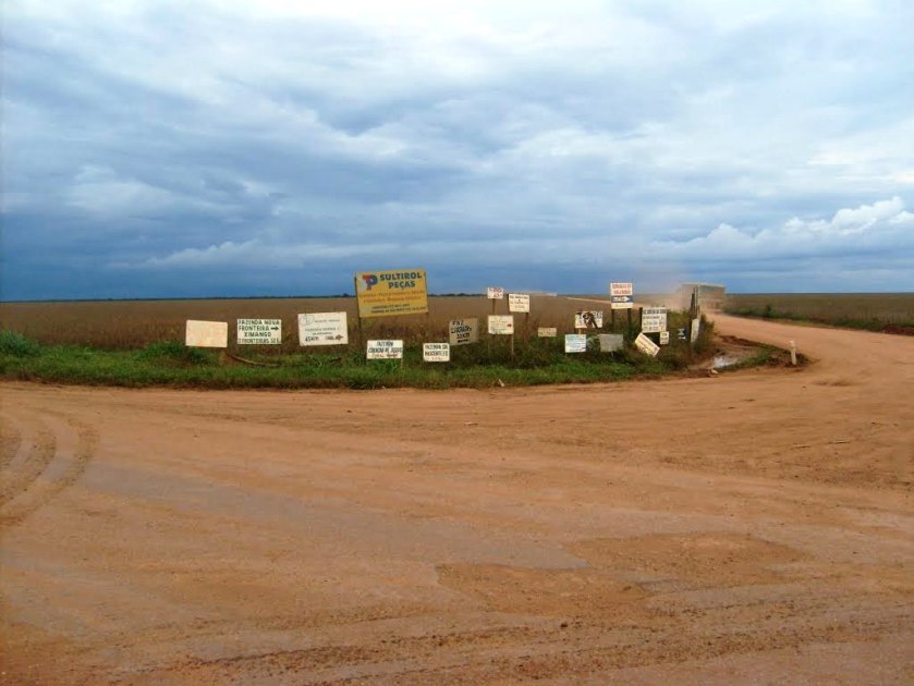 Foto Panoramio. O início da estrada, no Anel da Soja.