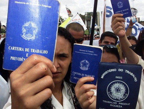 PASSEATA11 BSB PASEATA/BINGOS - GERAL - Funcionarios de Bingos de todo Brasil fazem manifestacao na Esplanada dos Ministerios pedindo a reeabertura das casas de jogos no Brasil,apos medida provisoria proibindo o jogo,assinada pelo Presidente Luiz Inacio Lula da Silva,na foto manifetantes mostram carteira de trabalho. 03-03-04. FOTO DIGITAL:JOEDSON ALVES/AGENCIA ESTADO/AE