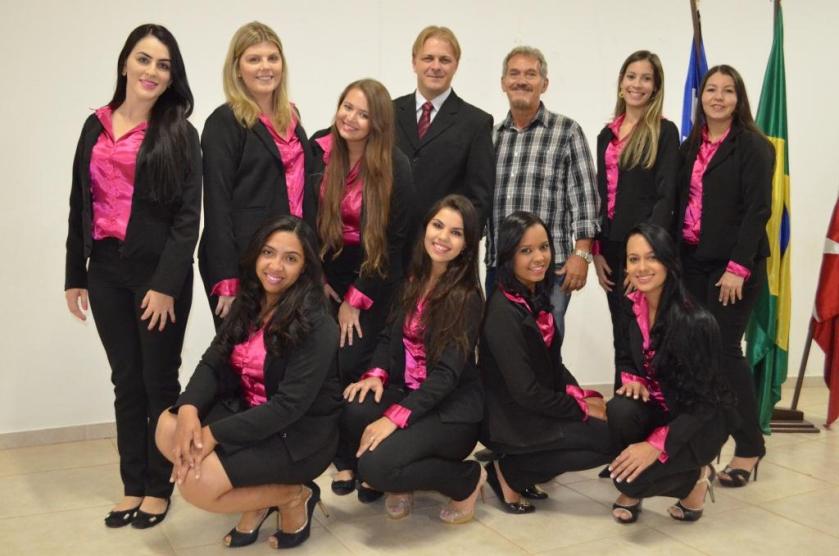 Aprovados no Exame de Suficiência do Conselho Regional de Contabilidade com o coordenador do curso da FAAHF, Celso Lacerda.