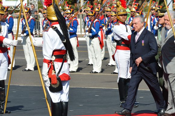 Temer e o ministro da Defesa, Jaques Wagner, passam a revista da tropa no dia do Soldado. Foto da minha querida amiga Elza Fiúza para a Agência Brasil.
