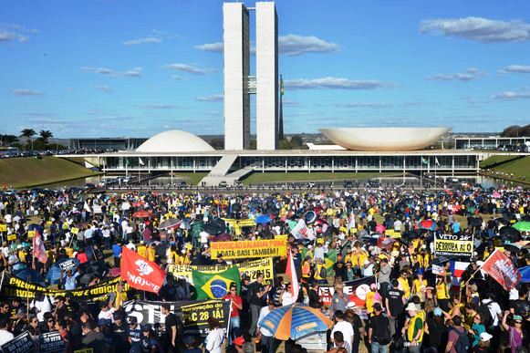 Servidores públicos do Judiciário e do Ministério Público da União (MPU) fazem manifestação em frente ao Congresso Nacional (Valter Campanato/Agência Brasil)