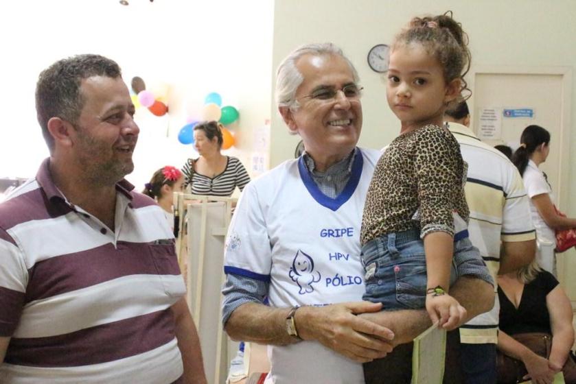 O Prefeito Humberto Santa Cruz acompanhou de perto a vacinação na Policlínica Municipal 