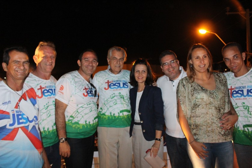 O prefeito Humberto Santa Cruz e primeira dama, Maira de Andrada, com o pastor Leomário da AMELEM, vereador Deusdete Petronilo e secretários Renato Faedo e Werther Brandão