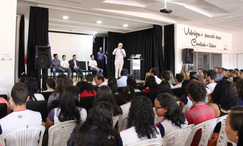 Prefeito cita que futuro promissor da letra do nosso hino é o presente representado pela juventude presente da conferência
